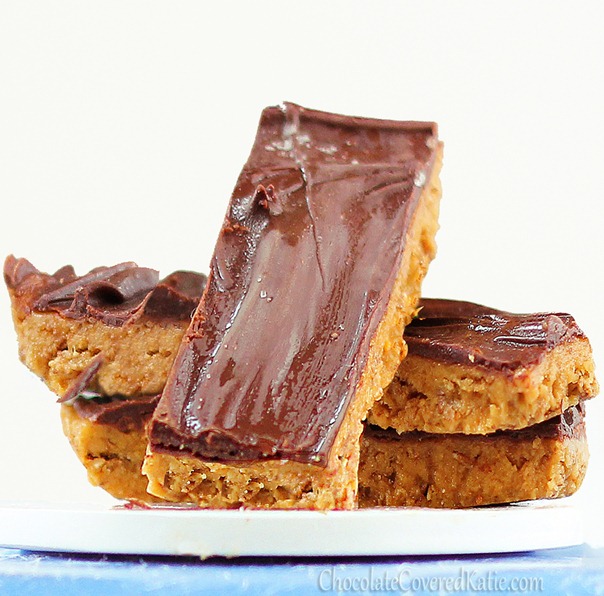 People have left comments proposing marriage to these candy bars... That's how good they are!... from @choccoveredkt... Full recipe: https://chocolatecoveredkatie.com/2012/10/18/healthy-butterfingers/