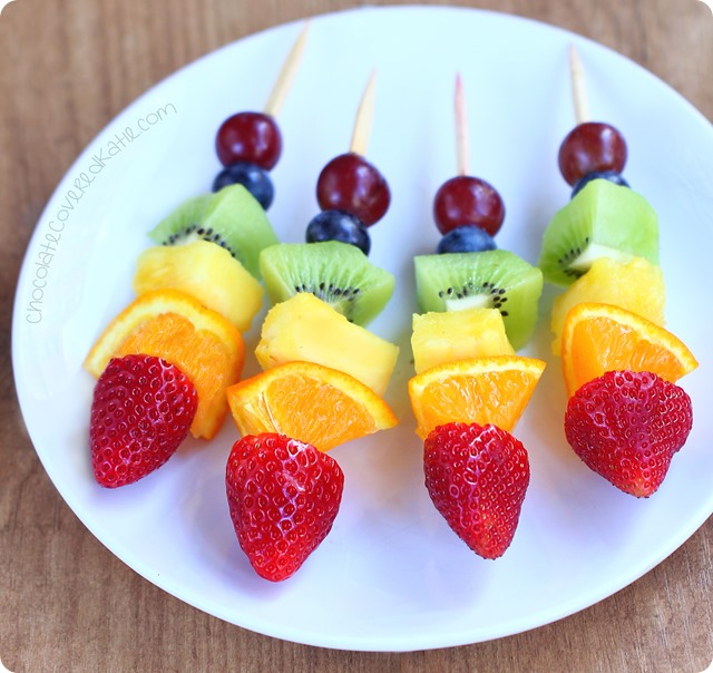 Easy Rainbow Fruit Skewers {Fruit Kabobs}