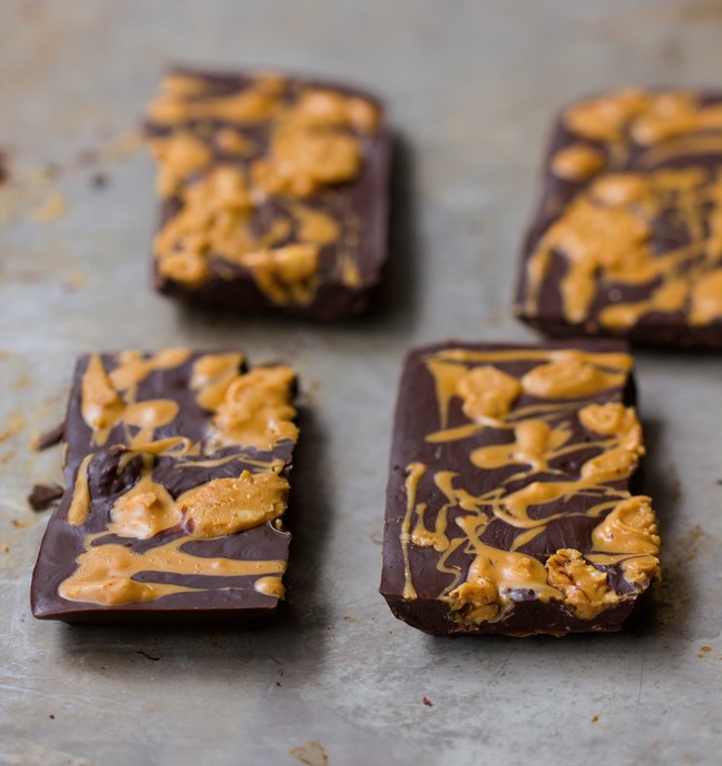 Secretly healthy chocolate peanut butter candy bars that taste like Hershey’s candy bars… @choccoveredkt… 5 ingredients: https://chocolatecoveredkatie.com/2015/10/26/chocolate-peanut-butter-candy-bars/