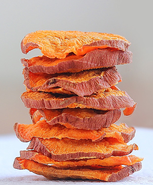 So ADDICTIVE… and they are crispy and baked, not fried! These were impossible to stop eating… @choccoveredkt. Satisfies your potato chip craving in a much healthier way: https://chocolatecoveredkatie.com/2015/10/29/crispy-baked-sweet-potato-chips/