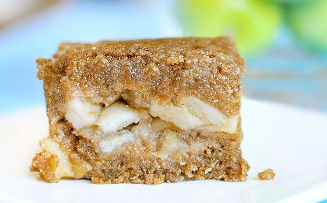 Apple Crumble Bars - These bars were SO GOOD... Sweet apple filling, buttery crust, and they're really easy to make... https://chocolatecoveredkatie.com/2011/10/30/hot-apple-crumble-bars/ @choccoveredkt