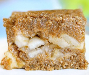 Apple Crumble Bars - These bars were SO GOOD... Sweet apple filling, buttery crust, and they're really easy to make... https://chocolatecoveredkatie.com/2011/10/30/hot-apple-crumble-bars/ @choccoveredkt