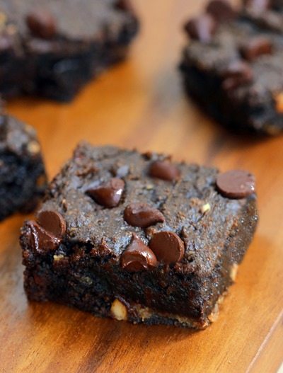 GOOEY CHOCOLATE CHIP BROWNIE BARS - Like the lovechild of a brownie and a chocolate chip cookie! Recipe link: https://chocolatecoveredkatie.com/2015/07/13/chocolate-chip-brownie-bars/