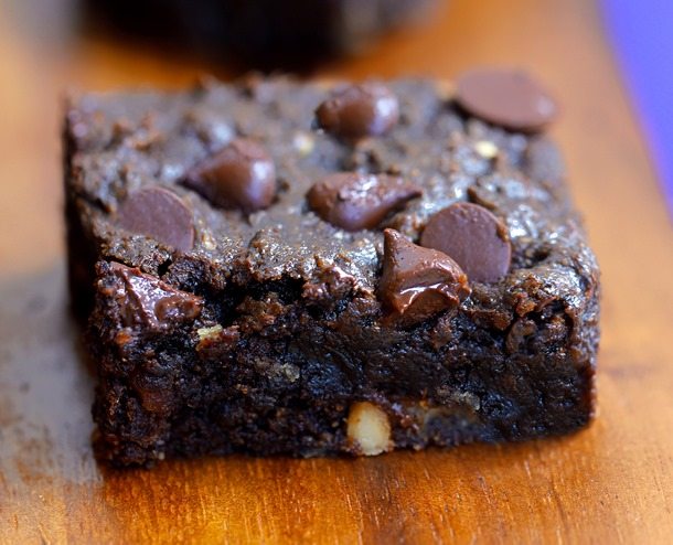 GOOEY CHOCOLATE CHIP BROWNIE BARS - Like the lovechild of a brownie and a chocolate chip cookie! Recipe link: https://chocolatecoveredkatie.com/2015/07/13/chocolate-chip-brownie-bars/