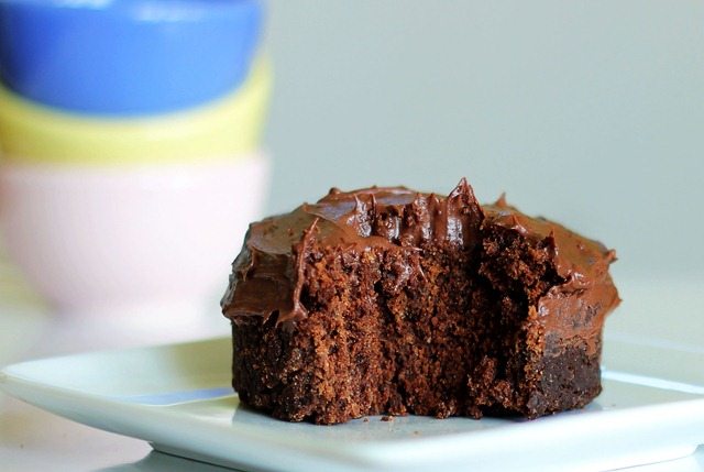 A rich & gooey chocolate mug cake you can make in the microwave, under 200 calories for the entire thing! Full recipe: https://chocolatecoveredkatie.com/2011/11/06/one-minute-chocolate-cake/ 