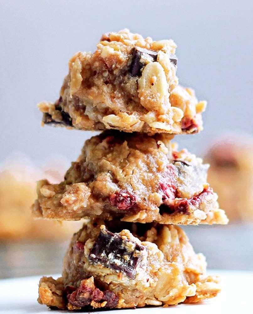 Chocolate Chip Breakfast Cookies... with NO added sugar! - Sweetened naturally with fruit... Ingredients: 1/2 cup oats, 2 tsp vanilla, 1 tsp... Full recipe: https://chocolatecoveredkatie.com/2012/04/16/mini-chocolate-chip-breakfast-cookies/ @choccoveredkt