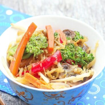 Spaghetti Squash Lo Mein - A low calorie & healthier alternative - from @choccoveredkt - quick & easy weeknight meal: https://chocolatecoveredkatie.com/2012/06/05/spaghetti-squash-lo-mein/