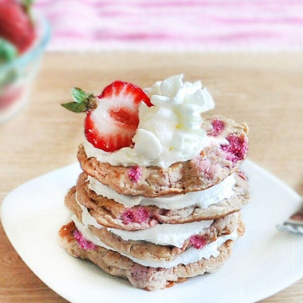 Strawberry Pancakes - Ingredients: 1/2 cup strawberries, 1/3 cup rolled oats, 1 tsp baking powder, 1 tsp vanilla, 2 tsp... Full recipe: https://chocolatecoveredkatie.com/2011/07/12/strawberry-shortcake-pancakes/ @choccoveredkt